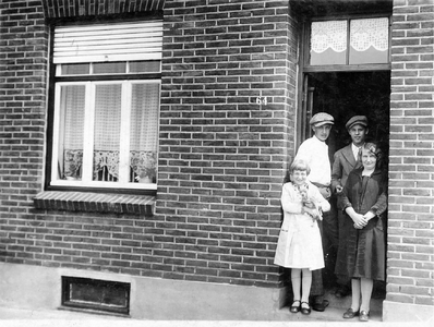 146 De familie Cappa-Rahmstorf. Op de voorgrond rechts Emma Cappa-Rahmstorf met links dochter Anna. Achter Anna haar ...