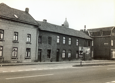 1065 In het huis, Kaalheidersteenweg 19, links op de foto, woonde de conservator van het oudheidkundig museum ...