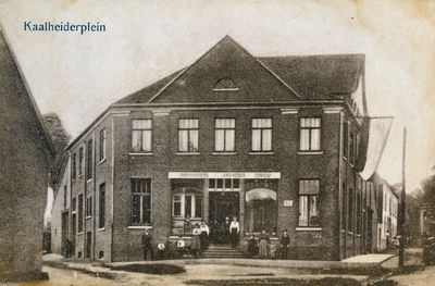 1100 Het vroegere Kaalheiderplein op de huidige locatie hoek Heiveldstraat-Kaalheidersteenweg. In dit pand was de ...