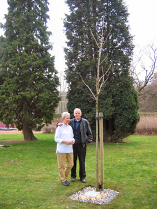 1344 Op de foto de heer Loeti Vischschraper en zijn echtgenote Jonnie Vischschraper-Verhoeven bij de boom en ...