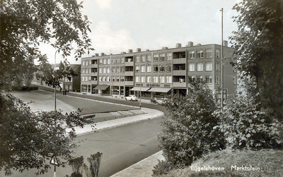 2187 Foto genomen vanaf de Kerkberg. Op de voorgrond de Torenstraat met het marktplein, waar nu het Socio-project ligt. ...