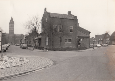 2596 Badhuis voor particulieren op de hoek Dr. Nolenstraat/Tunnelweg. Links achter de kerk van Terwinselen