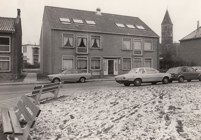 2597 Woningen aan de Tunnelweg. Op de achtergrond is de kerktoren van Terwinselen zichtbaar