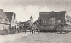 2703 De Vloedgraafstraat met rechts de Schaesbergerstraat. De tekst op de bus luidt: Autobusdienst gemeente Heerlen