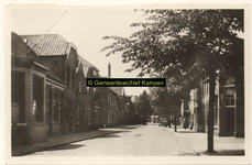 F001179 De Noordweg in de wijk Brunnepe, oudste vermelding is van 1507, rechts vooraan de ingang tot de ...