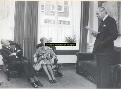 F006819 Bijeenkomst met de Commissaris van de Koningin, mr J.L.M. Niers, in deburgemeesterskamer van het Raadhuis, ter ...