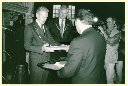 F008859 Overhandiging van de rekening oud archief 401.Bijeenkomst op 16 september in de Schepenzaal van het Oude ...