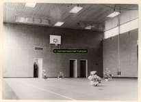 F001192 Deel van het interieur van het gymnastiek lokaal dat gebouwd is na de afbraak van de kleuterschool van de dames ...