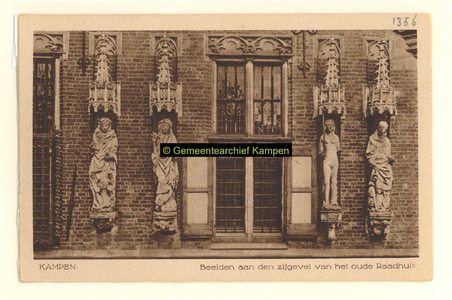 F001356 Gedeelte van de gevel van het Oude Raadhuis aan de Oudestraat met vier van de zes beelden, v.l.n.r. de ...