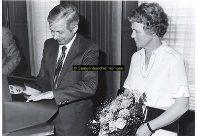 F006902 T.A. Vogel en echtgenote tijdens de receptie ter gelegenheid van zijnafscheid als hoofd Stadsontwikkeling.