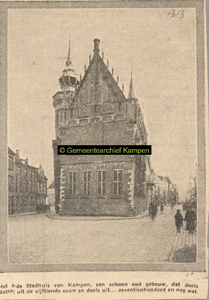 F001313 Het Oude Raadhuis aan de Oudestraat met onderschrift: Het Oude stadhuis van Kampen, een schoon oud gebouw, dat ...