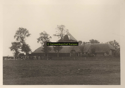 F001070 Zijaanzicht van - oude type - boerderij op erf 58 van het Kampereiland met volle hooibergen en schuur op de ...