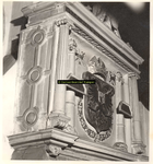 F001503 Top van de schouw, onder het borstbeeld van Karel de V, zijn wapen, geflankeerd door de twee zuilen van ...