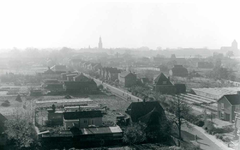 F009487 Overzichtsfoto van de Baan in IJsselmuiden met naast- en erachter gelegen landerijen, op de horizon de Nieuwe ...