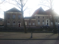 F013011 Oude stadsziekenhuis en pesthuis aan de Vloeddijk, na allerlei bestemmingen te hebben gehad staat het linker ...