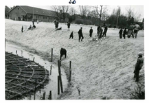 F002325-09 Werkzaamheden verbetering Bovenhaven - IJsseldijk, april 1955. Zinkstuk.De IJsseldijk is één van de oudste ...