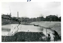 F002325-11 Werkzaamheden verbetering Bovenhaven - IJsseldijk, april 1955. Zinkstuk.IJsseldijk is één van de oudste ...