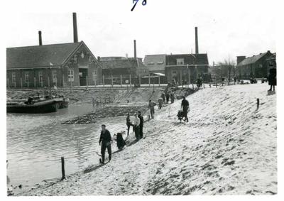 F002325-14 Werkzaamheden verbetering Bovenhaven - IJsseldijk, april 1955. Het zinken van de zinkstukken, op de ...