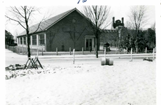 F002325-16 Werkzaamheden verbetering Bovenhaven - IJsseldijk, april 1955. De Engelenbergschool zonder gymzaal, in ...