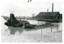 F002325-18 Werkzaamheden verbetering Bovenhaven - IJsseldijk, april 1955. Het uitbaggeren van de Bovenhaven, op de ...