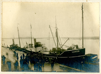 F004242 Stoomschip de Zeester van schipper J.L.Groot aan de IJsselkade. Het schip is voor rekening van dhr. J.L. de ...