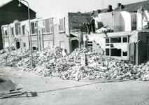 F000581-2 Sloop van de flat aan de Dr. H. Colijnstraat begin 1963 wegens scheurvorming.