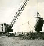 F000783-12 Grondwerkzaamheden aan de Flevoweg, de nieuwe verbindingsweg tussen Kampen en Oostelijk Flevoland.