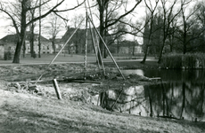 F000784-02 Werkzaamheden in de gracht van het plantsoen naast de Flevoweg, op de achtergrond de woningen aan de 3e ...