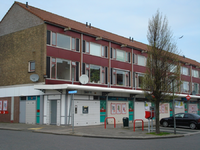 F013078 Winkelcentrum Hanzewijk aan de Dr. Damstraat in 2008, voor de sloop van de wijk.