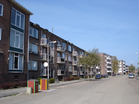 F013149 Voorzijde van de woningflats aan de J.H. Kokstraat in de Hanzewijk voor en tijdens de sloop van de Hanzewijk..