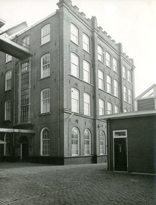 F004450 Achterzijde en binnenplaats van de J.B. van Heutszkazerne aan de Oudestraat.