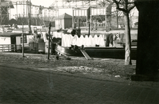 F009285 Doorkijkje bij de Buitenkade naar het dagelijkse leven in de oude Buitenhaven, op de achtergrond de gebouwen en ...