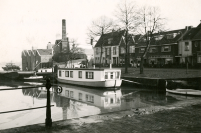F009288 Buitenkade met oude Buitenhaven, in de haven ligt een woonboot achter de beroepsvaart, achter deze beide boten ...
