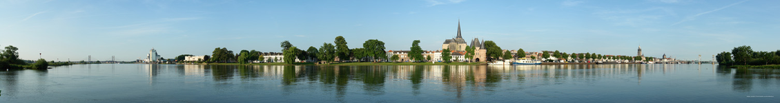 F013174 Van brug tot brug . Panoramafoto van het gehele Kamper IJsselfront. Fotograaf: Hans Hollestelle (Gouda, 1961).