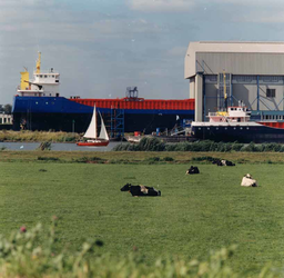 F013263 Scheepswerf Peters aan de Haatlandhaven.