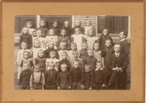 F013180 Schoolklas van Henricus Hulsman, oom Herman (kruisje onder) en Henrika Munter-Hulsman, tante Riek (kruisje boven).