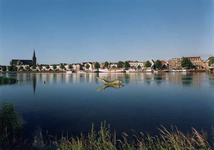 F013208 Rivierfront van Kampen van Bovenkerk tot stadsbrug. In het midden op het water drijvend, de Steur. Naar ...