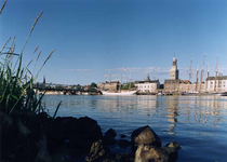 F013216 Het stadsfront van Kampen, benedenstrooms van de IJssel. Te zien zijn; de stadsbrug, daarachter, links de ...