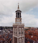 F013227 De Nieuwe Toren is een vrijstaande klokkentoren die werd gebouwd in de periode 1649-1663. De stenen onderbouw ...