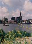 F013234 Een zomerse blik op het stadsfront met de Koornmarktspoort en de Sint Nicolaas- of Bovenkerk.