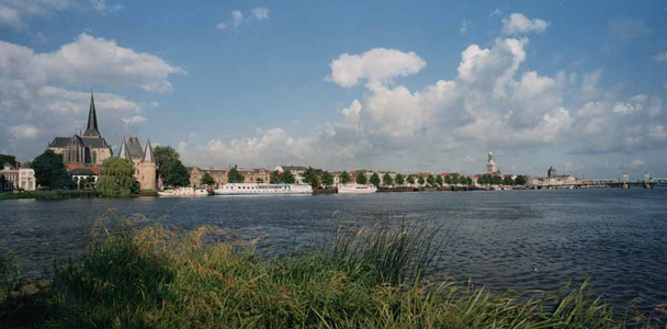 F013246 Het Kamper stadsfront over de IJssel gezien. .