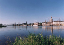 F013250 Stadsfront met IJsselbrug.