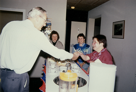 F006651 Van links naar rechts: gemeentearchivaris dhr. J. Grooten (geb.1937), Elly Christofffels (geb.1969), A.C. ...