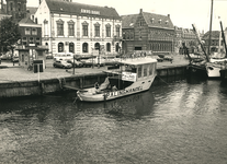 F008843 IJsselkade omstreeks 1984, de kiosk, palinghandel Reumer, de Amrobank en het Postkantoor.
