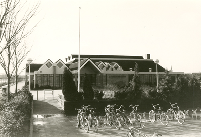 F013330 Voorzijde van Sporthal 'De Oosterholthoeve' in IJsselmuiden ten tijde van de opening in februari 1984.