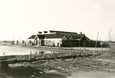 F013331 Zij- voorzijde van Sporthal 'De Oosterholthoeve' naast de ijsbaan in IJsselmuiden ten tijde van de opening in ...