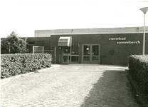 F013334 Voorzijde met de hoofdingang van de zwembad 'De Sonnenberch' in IJsselmuiden ten tijde van de opening in 1974.