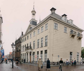 F013232 Het Oude Stadshuis van Kampen op de hoek Oudestraat en Vispoort vlakbij de Stadsbrug..