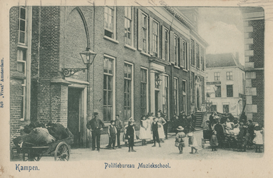 F000310 Het politiebureau kwam naar hier van de Oudestraat, de voormalige rectorswoning, waar het tot 1975 in dienst ...