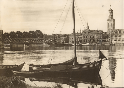 F000127 De IJsselbrug, de Vispoort en de IJsselkade met onder andere het Postkantoor en de Nieuwe Toren. Op de ...